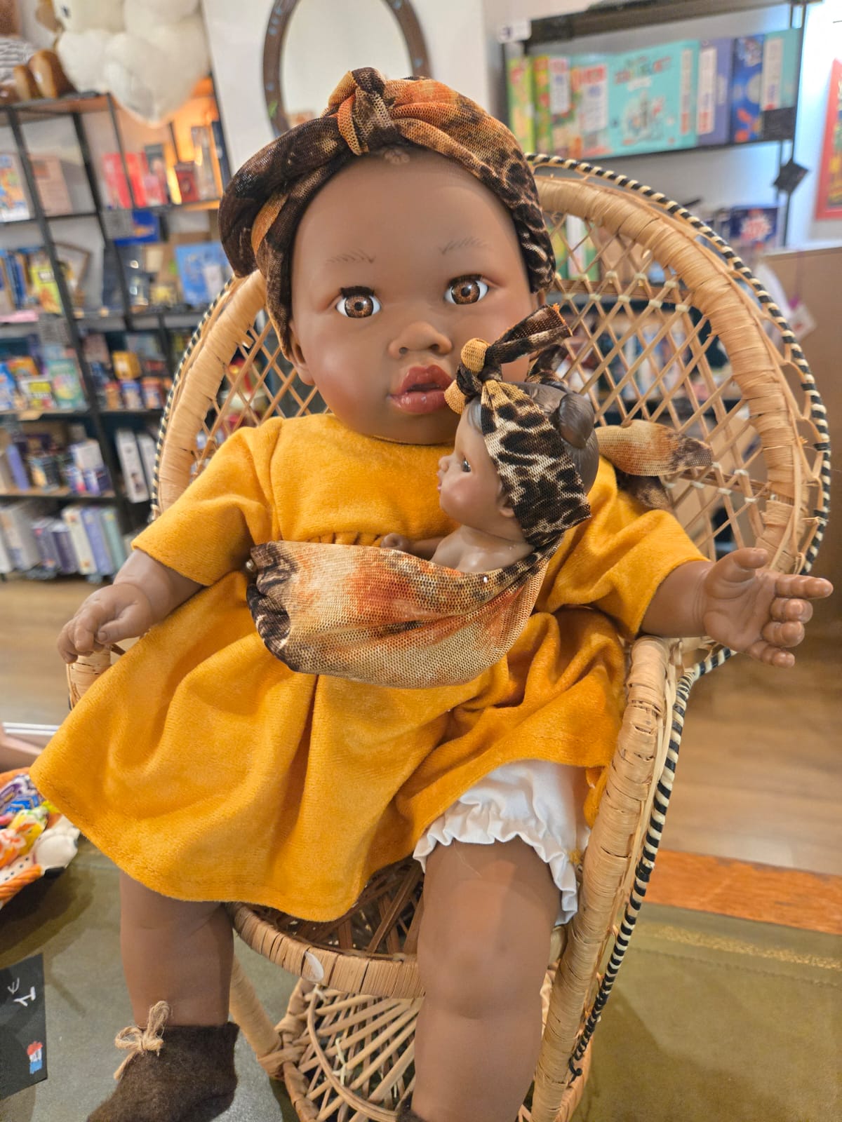 Poupée Noire Alika 40 cm : Beauté et Qualité extra