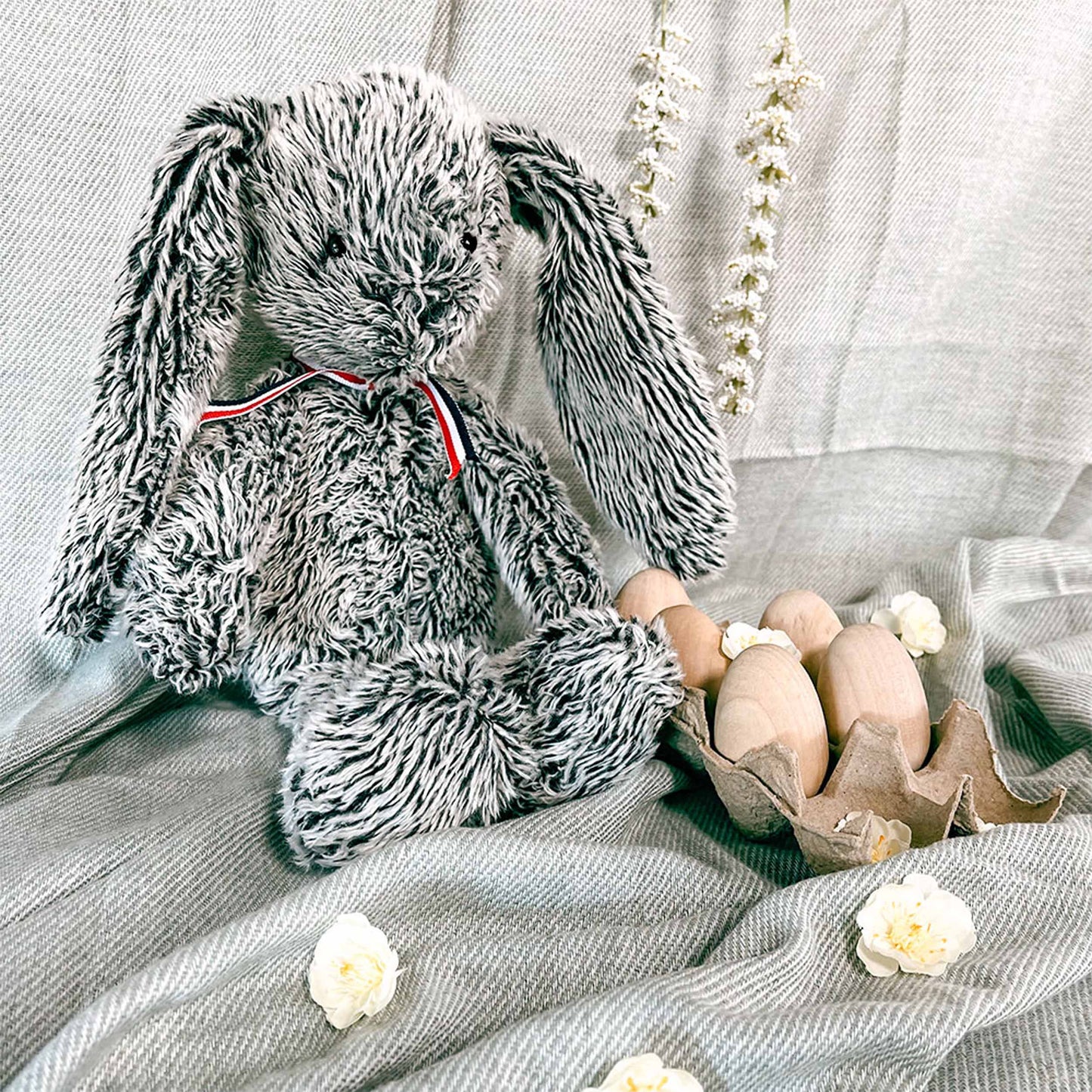 peluche lapin ruban bleu blanc rouge