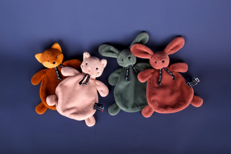 Peluche lapin texturée fabriquée en France avec une plante verte