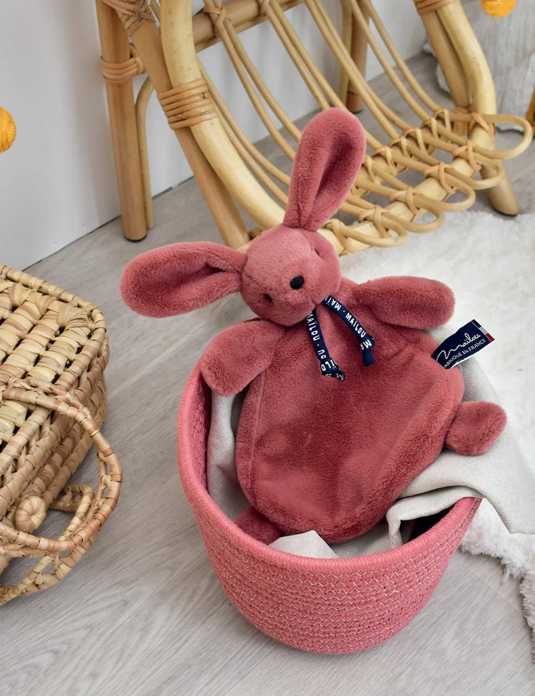 photo d'un doudou lapin made in france dans un panier en osier