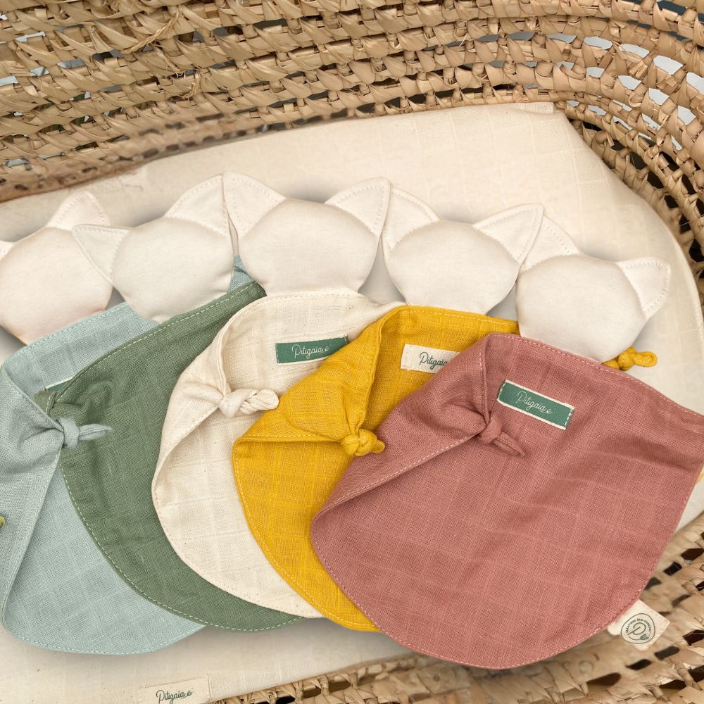 photo de 5 doudous plats eun doudou plat bio coton bio dans un berceau 