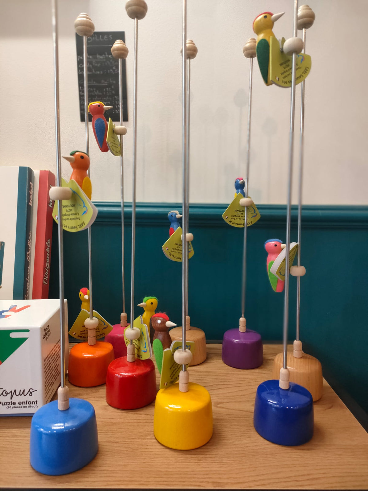 Pivert en bois sur tige | Jouet artisanal du Jura – La Miocherie - Jeux & Jouets Pivert en bois sur tige | Jouet artisanal du Jura – La Miocherie - Jeux & Jouets