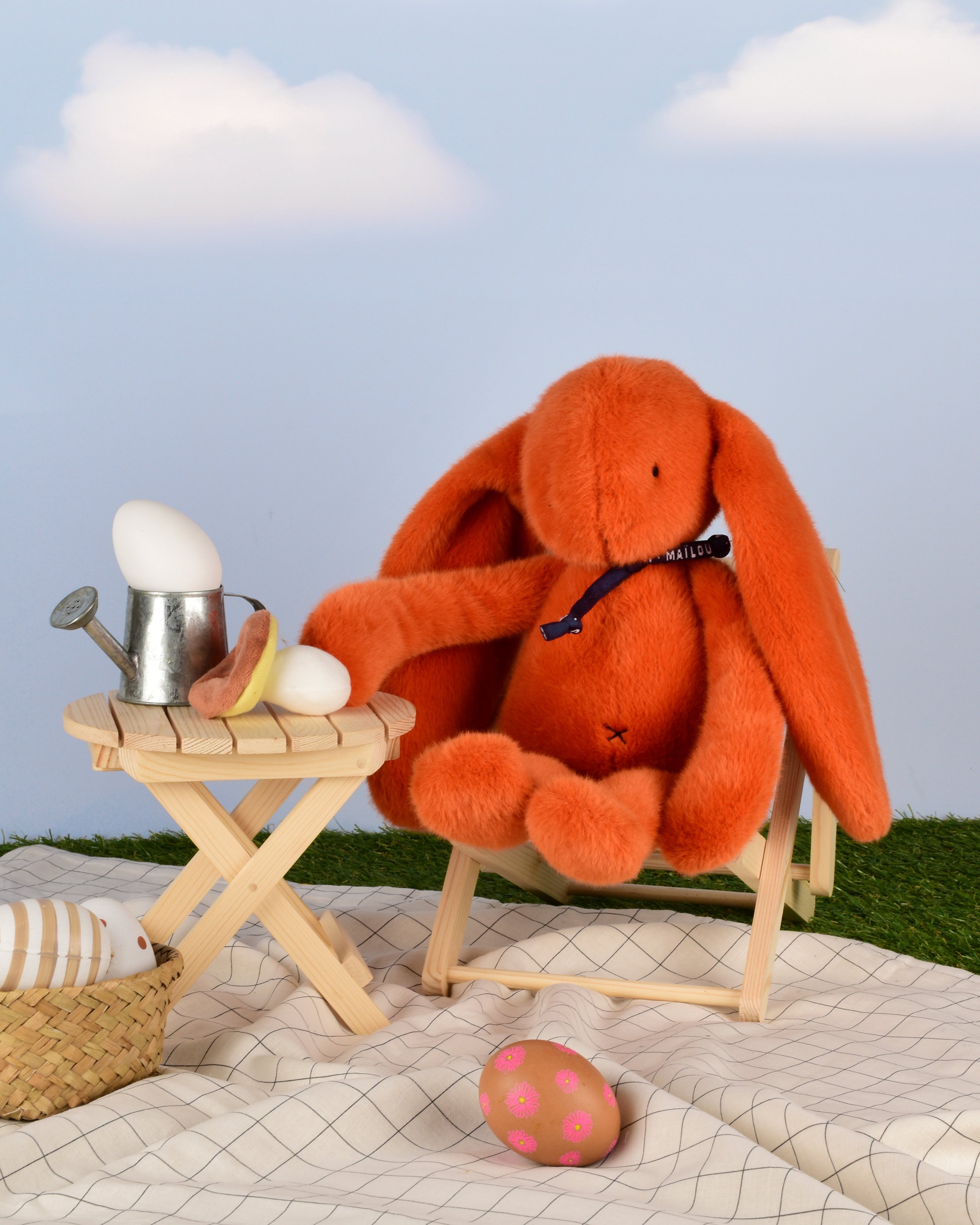 peluche lapin dans un décor de pâques