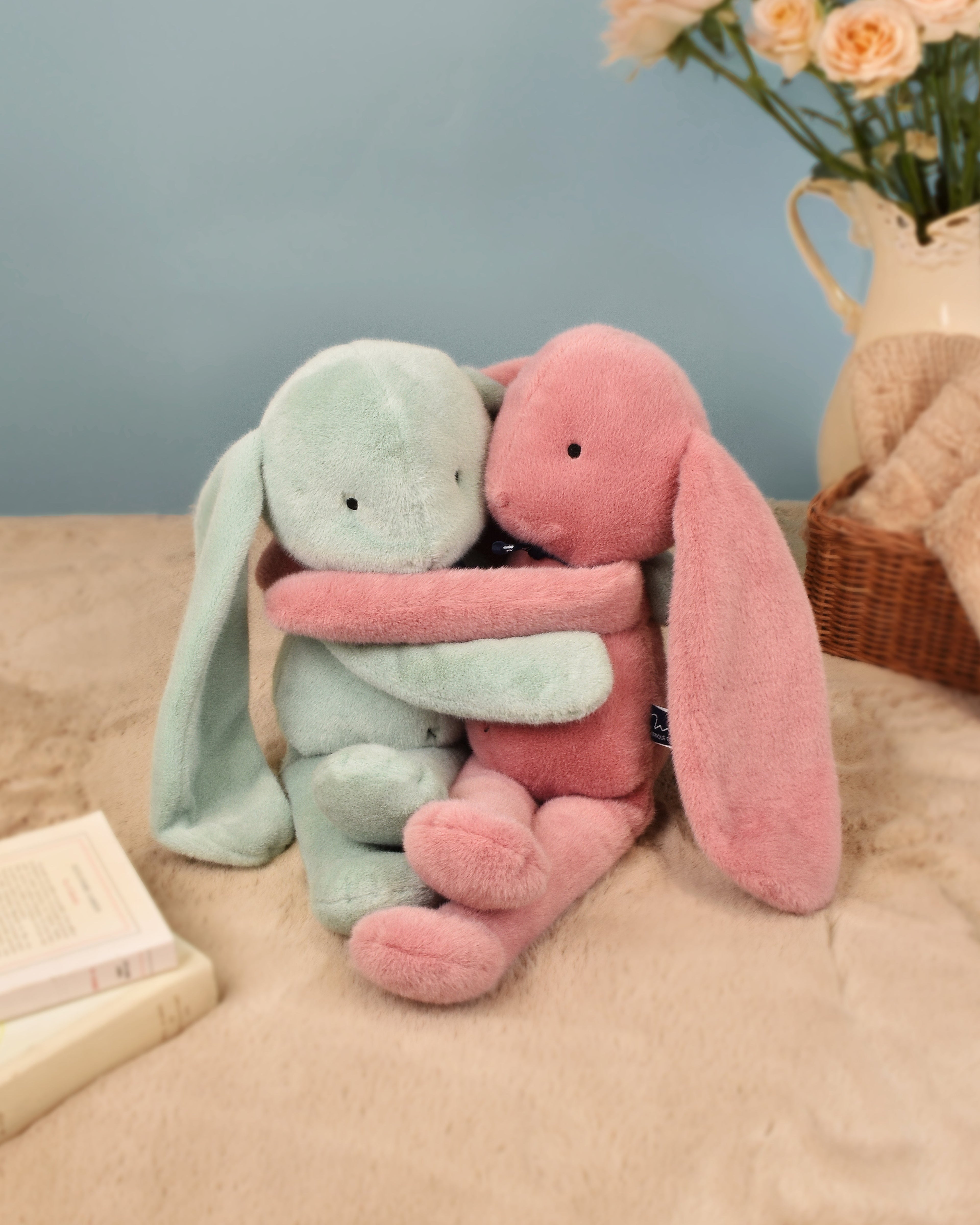 peluches lapins enlacés