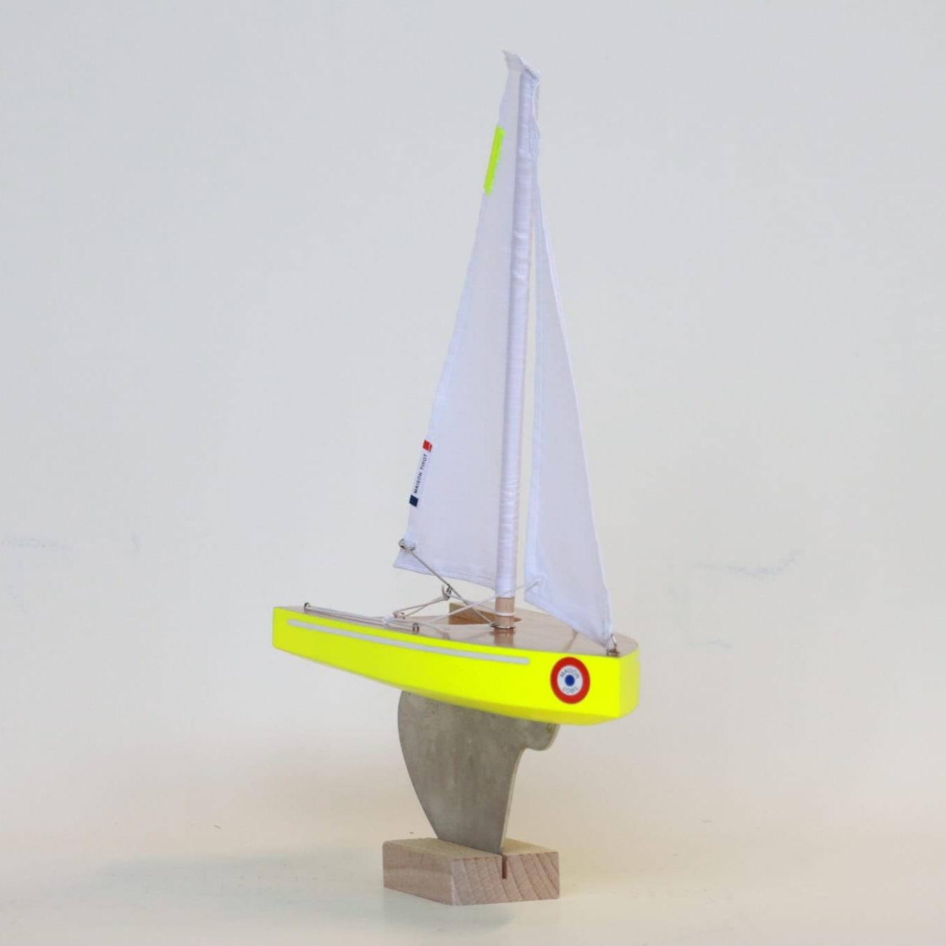 voilier de bassin jaune fluo