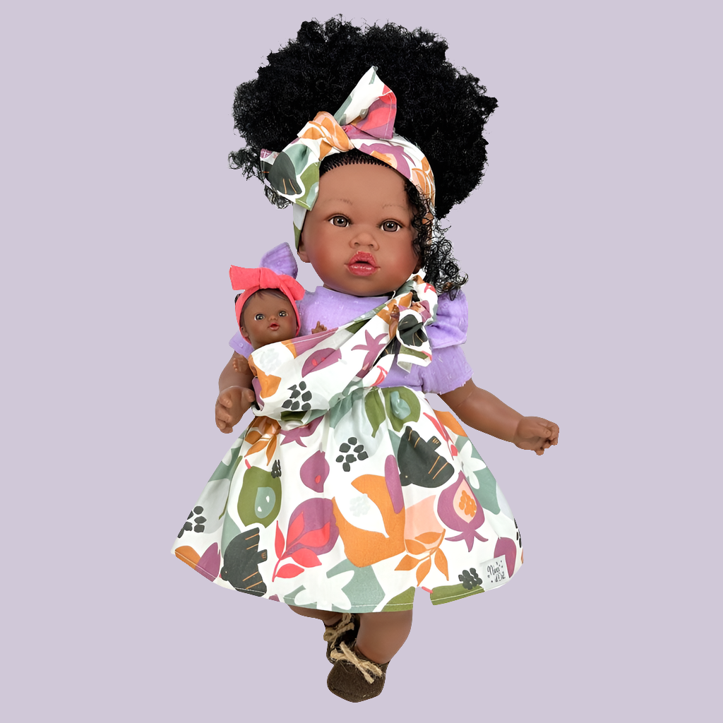 Poupée noire avec des cheveux bouclés 