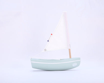 Bateau enfant vert d'eau