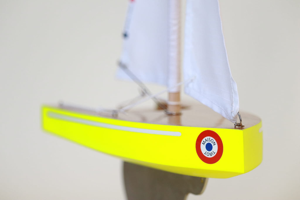 détail voilier de bassin jaune fluo haut de gamme fabriqué en Bretage