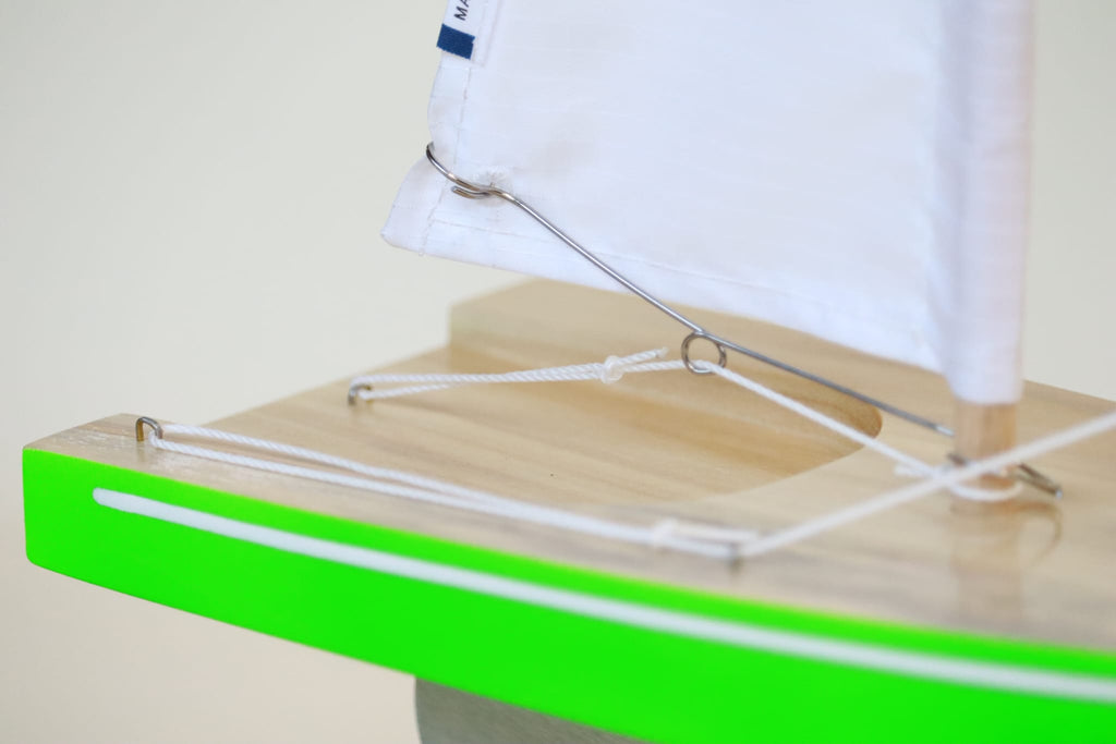 détail arrière voilier de bassin vert fluo haut de gamme fabriqué en France
