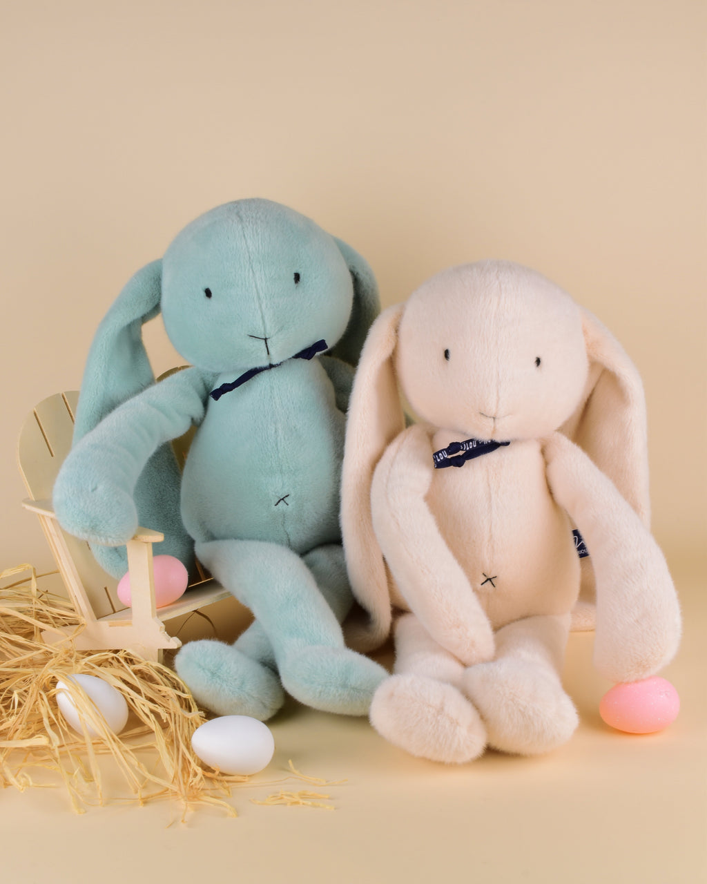 visuel de deux peluches lapins avec des oeufs de pâques