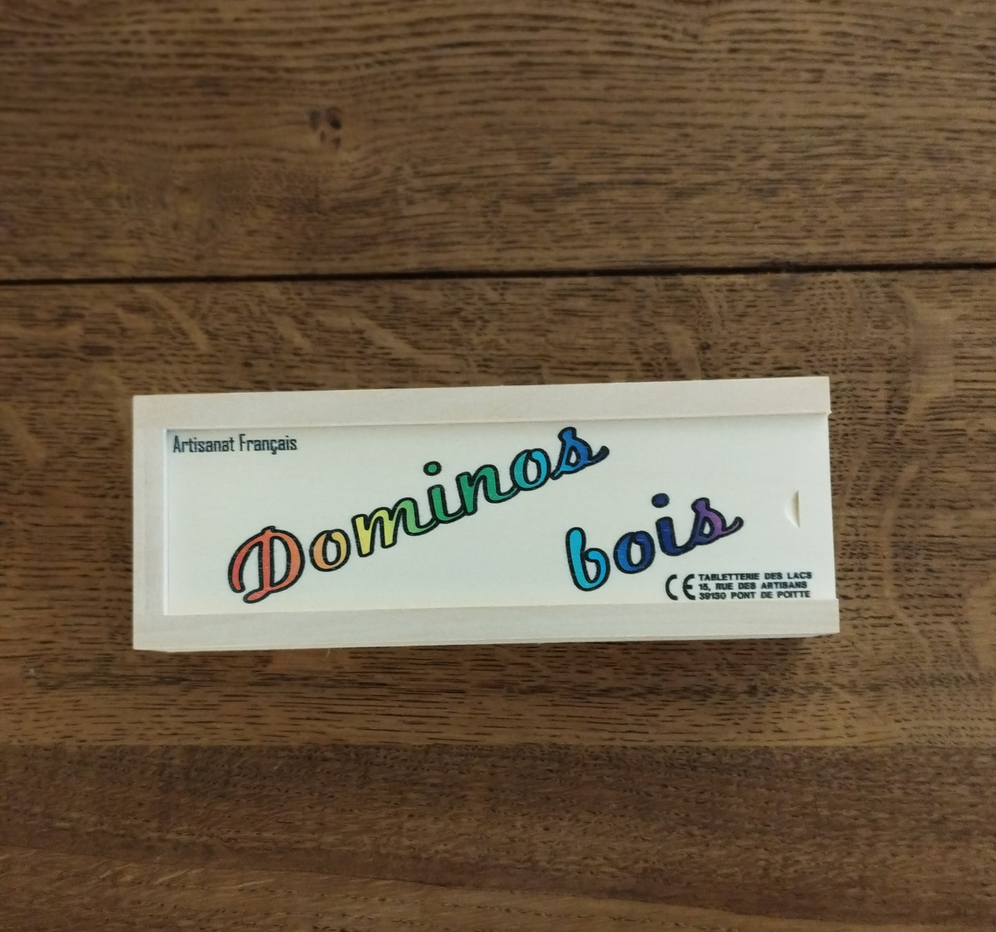 Photo du coffret de dominos en bois de tilleul