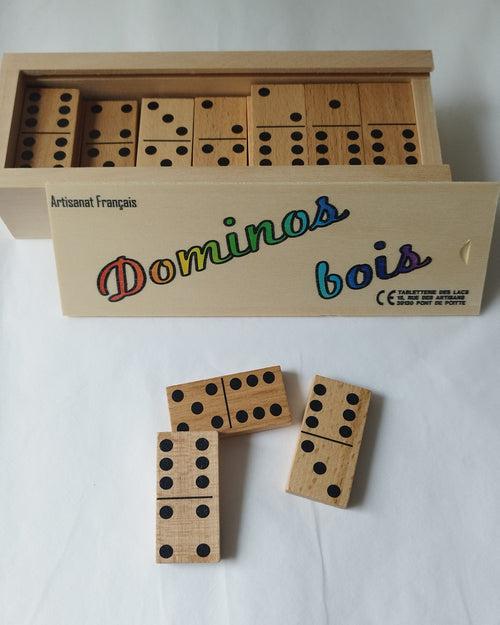 Photo de la boîte et des dominos en bois de hêtre fabriqués dans le Jura