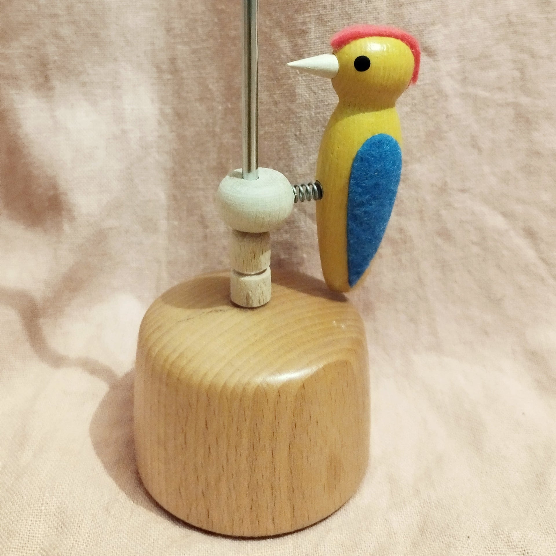 Pivert en bois sur tige. L'authentique jouet artisanal du Jura
