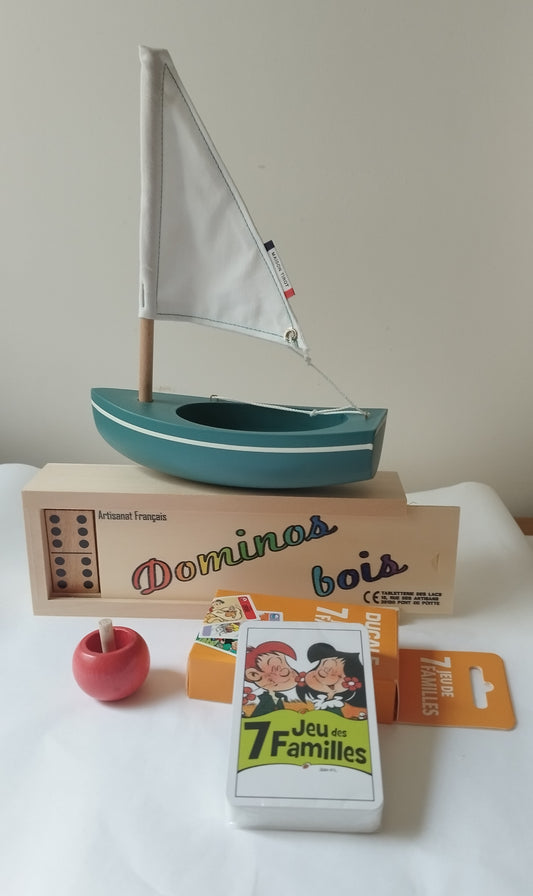 Photo du kit 4 jeux et jouets traditionnels français en bois (toupie, dominos, bateau, 7 familles)