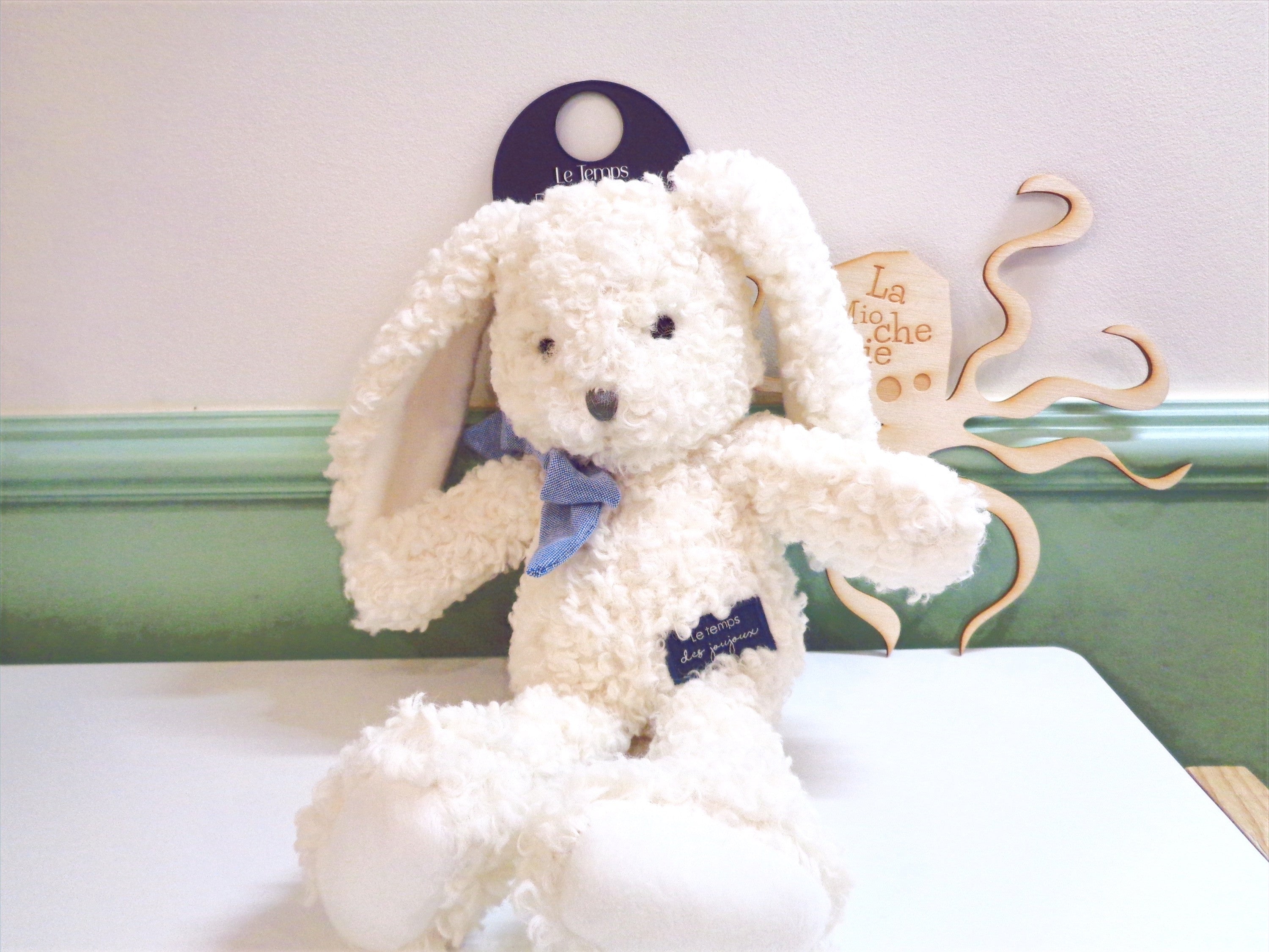 Peluche Pilou le lapin et son joli nœud bleu jean - Made in France