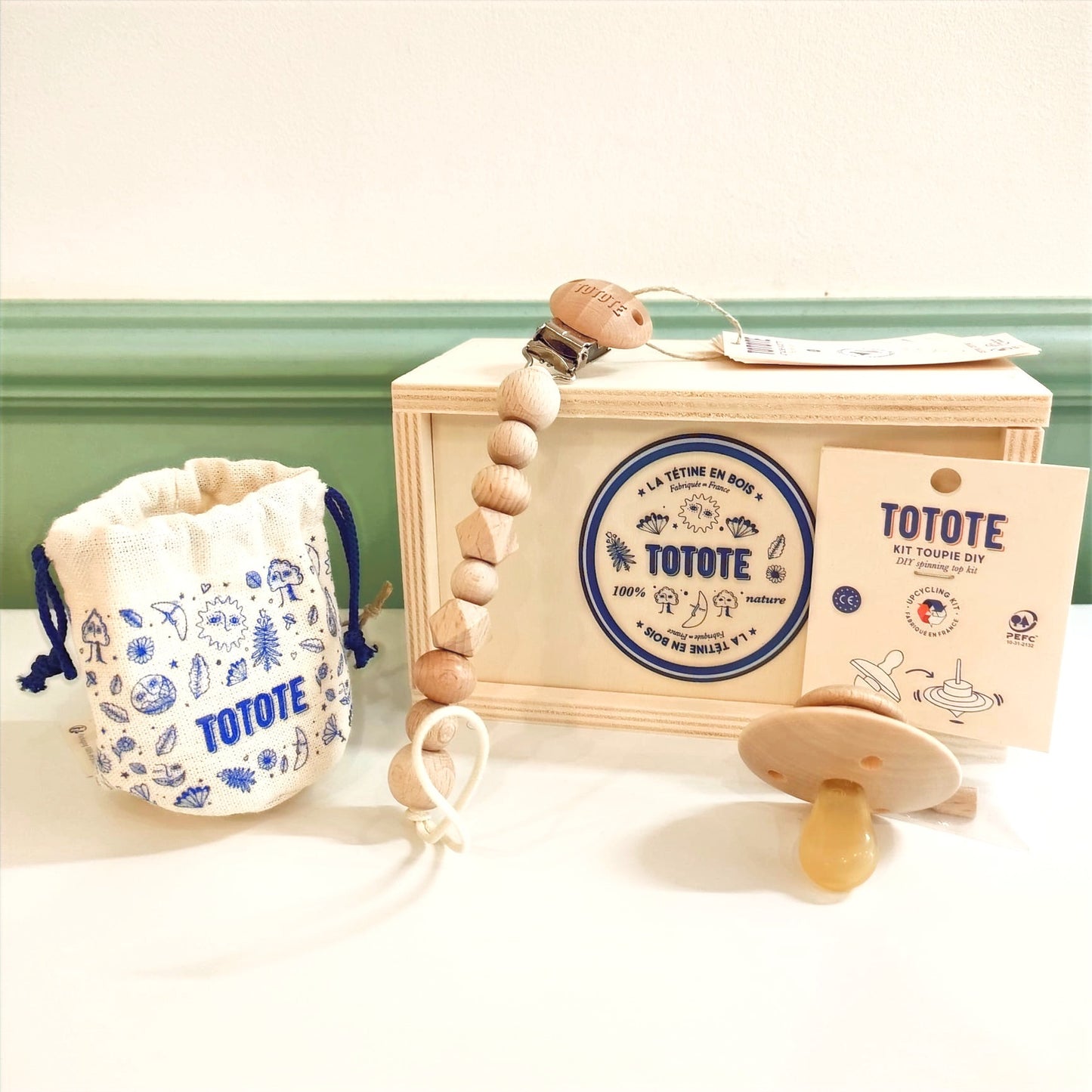 Coffret naissance 2 tétines et attache-tétine Made In France