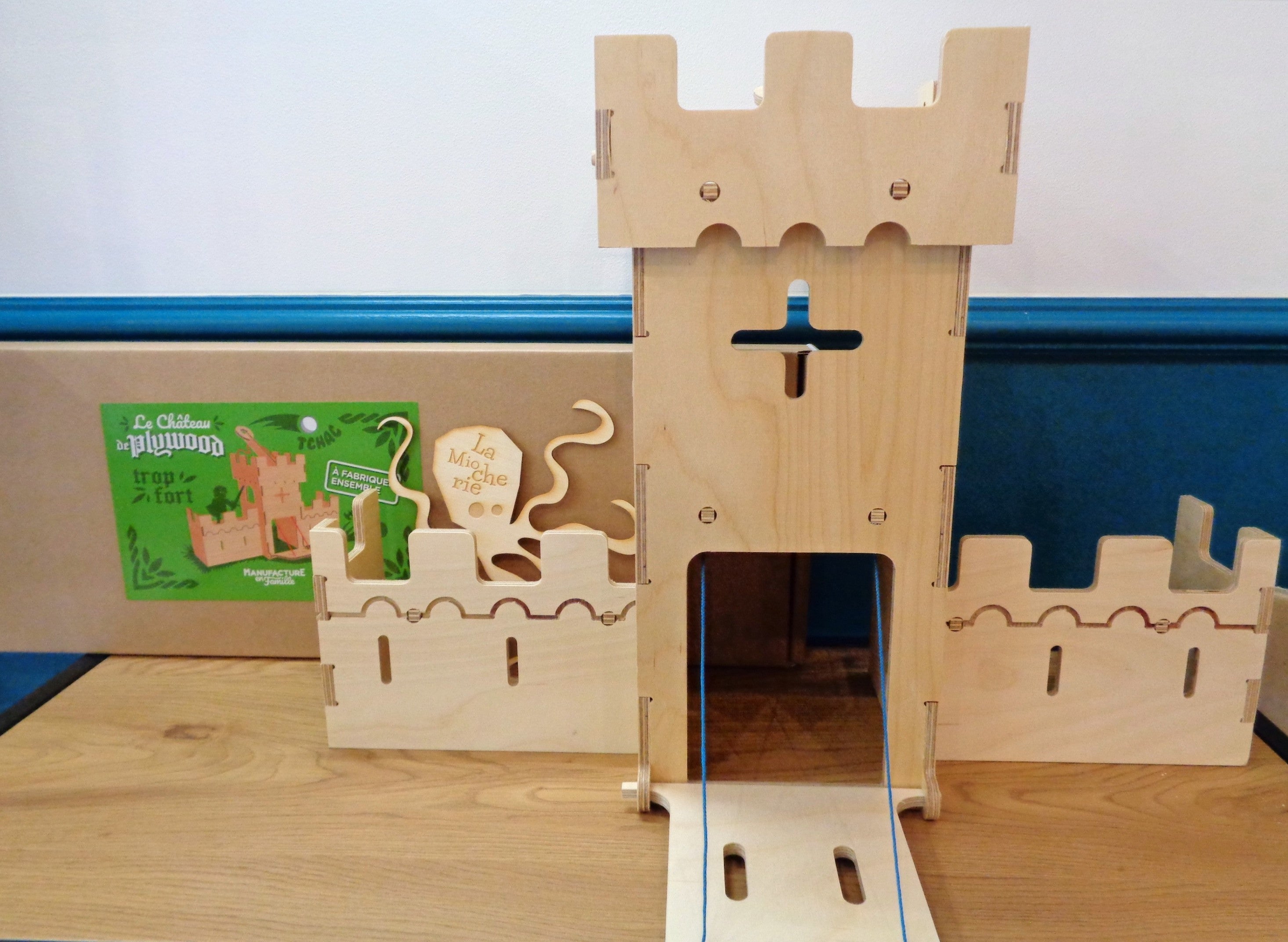 Plywood Castle kit to make - Made in France - Family manufacturing
